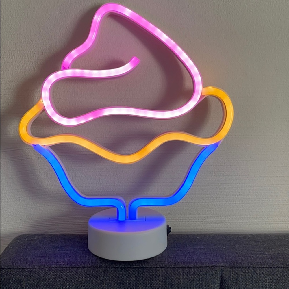 Battery powered cupcake light